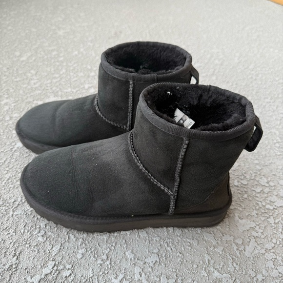 UGG Women's Classic Mini Boot in Black Size 6 - Picture 6 of 12